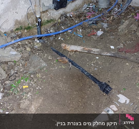 צינורות מים וחיבורים על קיר חיצוני